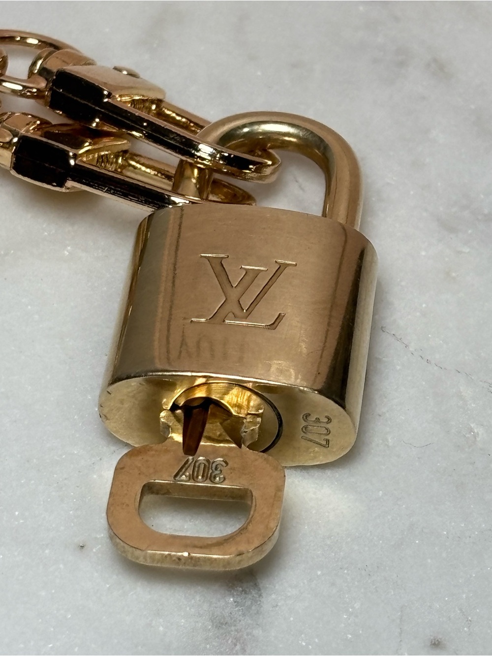 Louis Vuitton Lock & Key #307 and Little book of LV Necklace - Gold - Picture 4 of 4